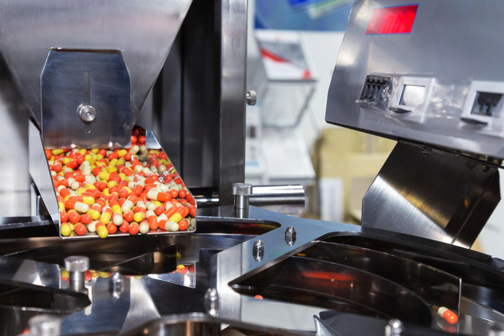 Capsule filling and counting machine in operation